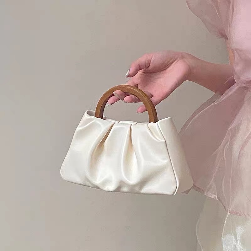 Túi xách cầm tay màu trắng xinh xắn