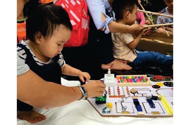 Bảng Busy Board cho bé mầm non