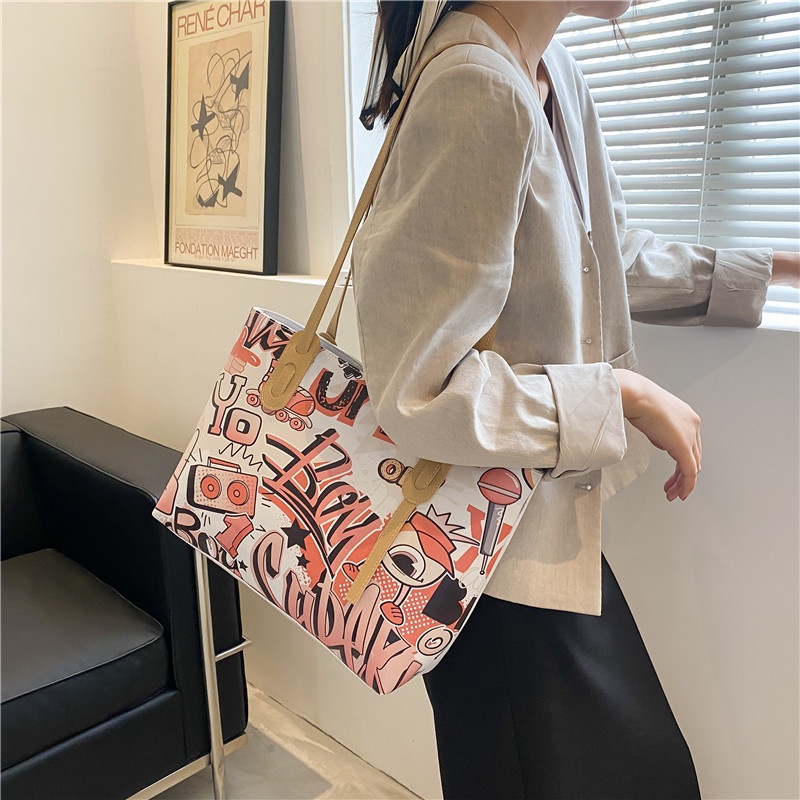 Túi đeo vai thời trang phương Tây họa tiết gấu ấn tượng 2021