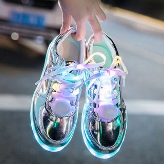 Giầy gắn đèn LED phát sáng