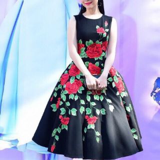 Đầm in hoa nổi 3d