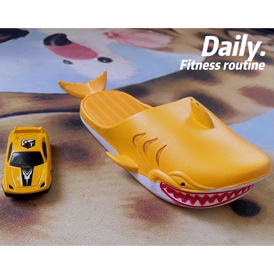 Dép đi trong nhà hình cá mập sáng tạo cho cả gia đình