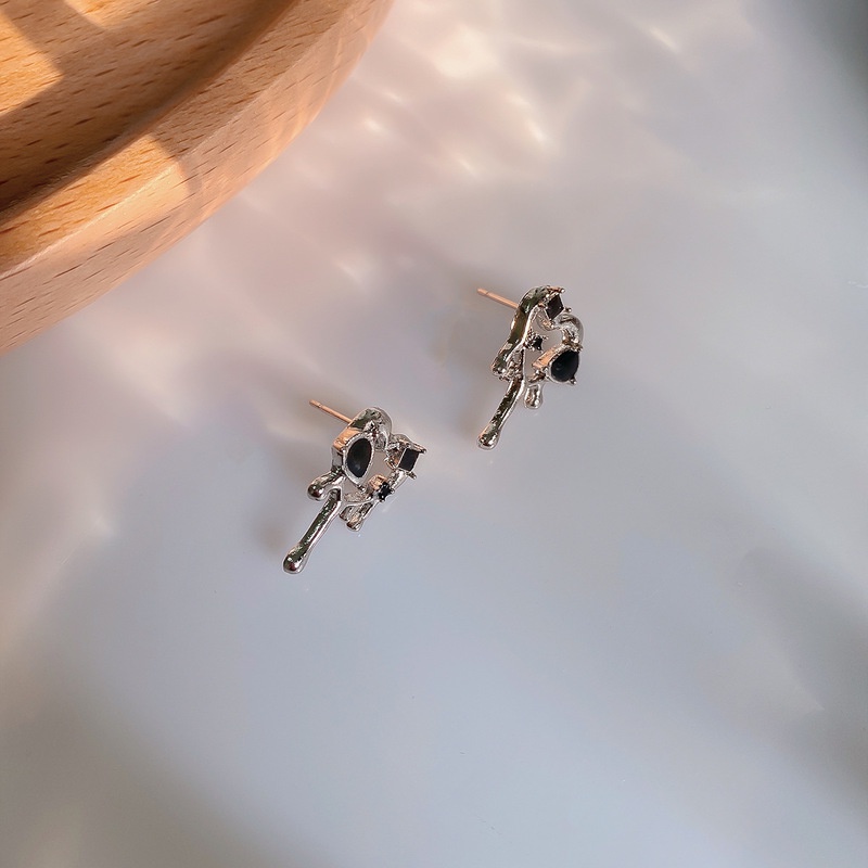 Bông Tai Xỏ Lỗ Hình Trái Tim Bằng Kim Loại Màu Đen Phong Cách Hip Hop Cổ Điển Dành Cho Cô Dâu/Tiệc Cưới