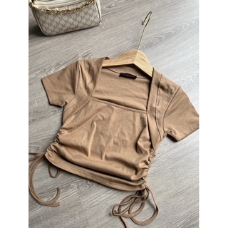 Áo thun cổ vuông rút eo