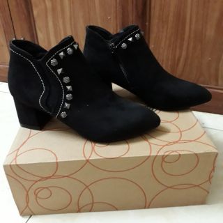 Boots cổ ngắn gót vuông