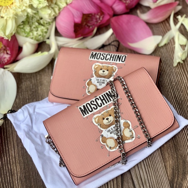 Túi Moschino Safety Pin Teddy Chain Wallet hồng hàng sẵn - hàng chuẩn Authentic sản xuất tại Ý #Made_In_Italy