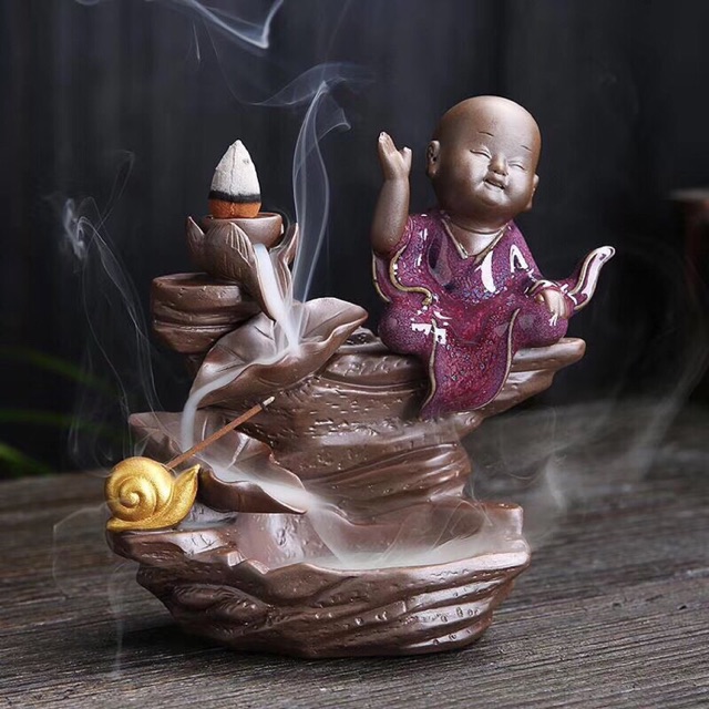 Thác khói chú tiểu thảnh thơi áo tím