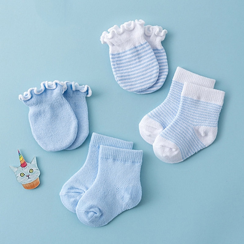 Set 2 đôi găng tay + 2 đôi vớ vải cotton thoáng mát thấm hút mồ hôi chống trầy xước cho bé