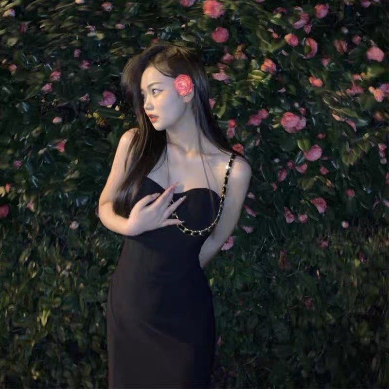 ĐẦM ĐEN 2S XÍCH CÚP NGỰC