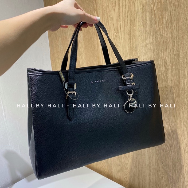 Túi cnk công sở đính kèm charm đựng vừa laptop và a4