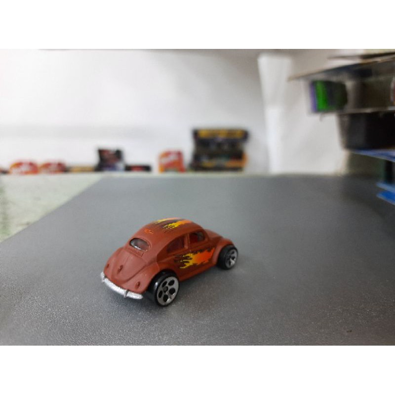 xe Hot Wheels Volkswagen Beetle màu nâu