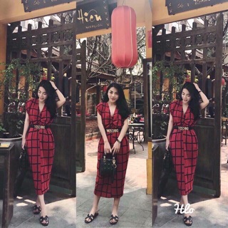 Váy kẻ đỏ