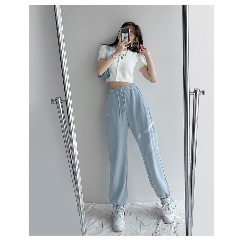 Set bộ nữ BAPE gồm quần jogger ống rộng và áo croptop trơn phối khuy cổ tròn