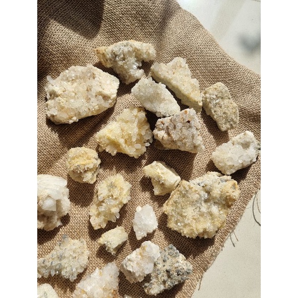 Vỉa tinh thể mầm đá thach anh trắng (White crystal quartz cluster) dùng trong Tarot, Reiki, phong thủy