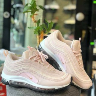 Giày sneaker hồng nhạt phản quang