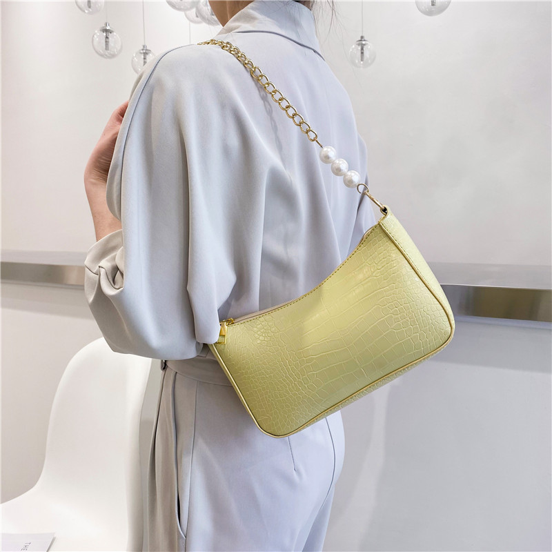 Túi đeo vai với quai xách đính ngọc trai phong cách xuân hè 2021 nữ tính