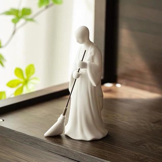 Tượng sư quét lá