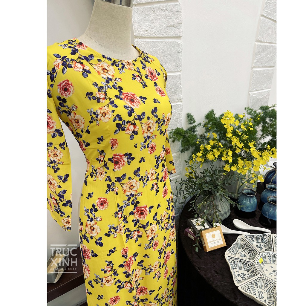 Áo dài in hoa vàng xinh xắn