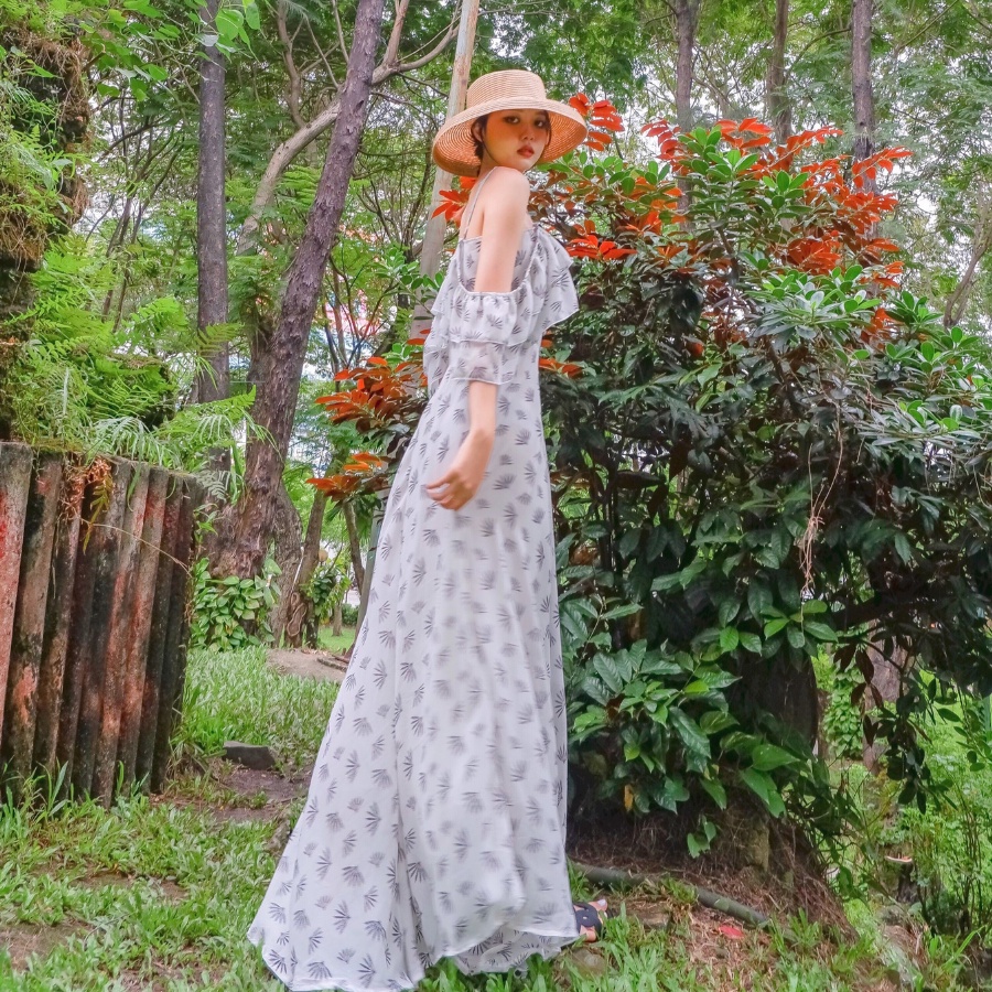 Đầm maxi voan hoa hai dây bẹt vai viền bèo màu trắng HDC28 Hỉn Hỉn Store