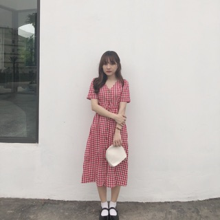 Váy kẻ đỏ