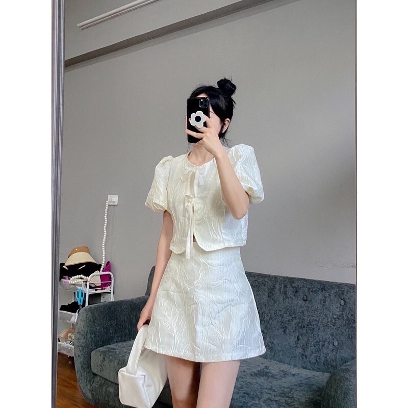 Set hoa gấm tiểu thư gồm áo thắt nơ tay bồng và chân váy chữ A-Đầm hoa gấm đi tiệc