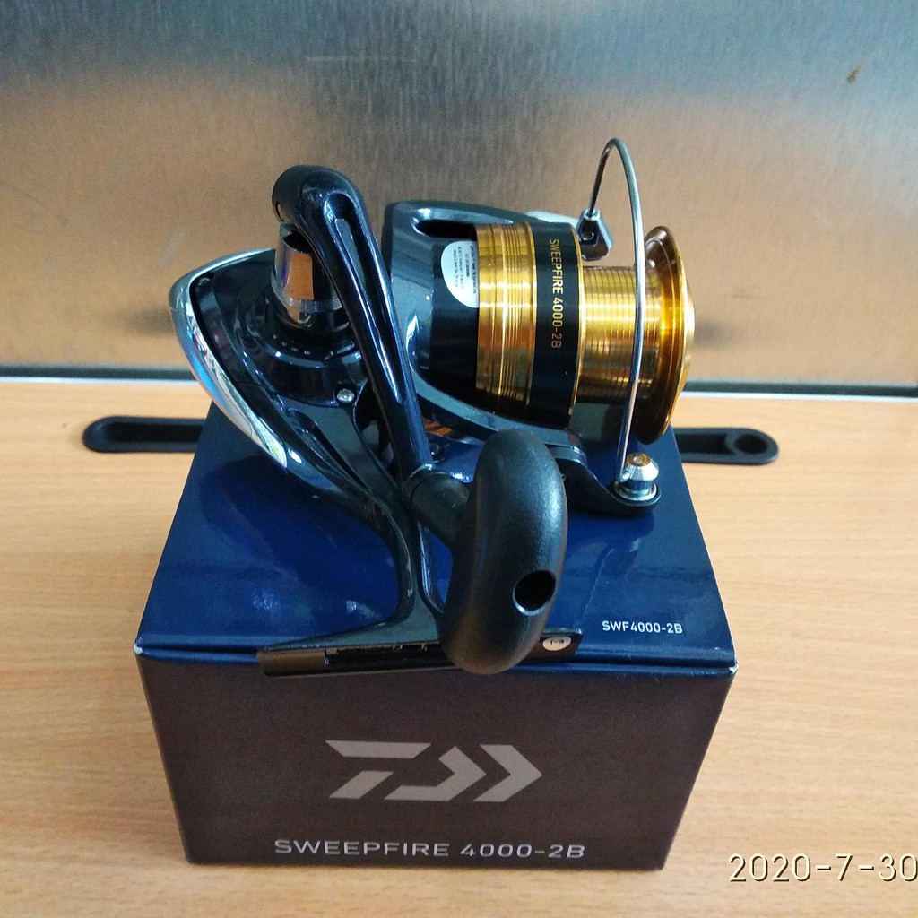 Máy Câu Cá Daiwa 2015 Sweepfire 4000-2B - Máy Đứng