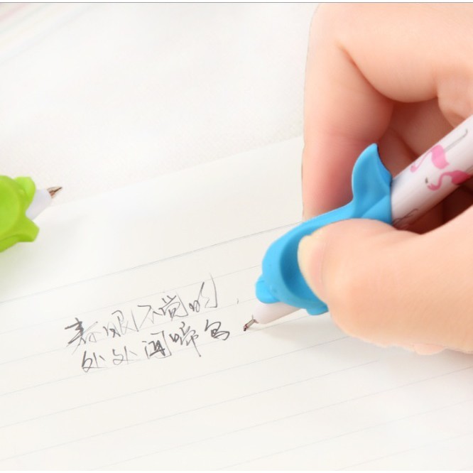Cá cầm bút trẻ em ❤️FREESHIP❤️ Phụ kiến học tập, rèn luyện kỹ năng khéo léo cho bé A111