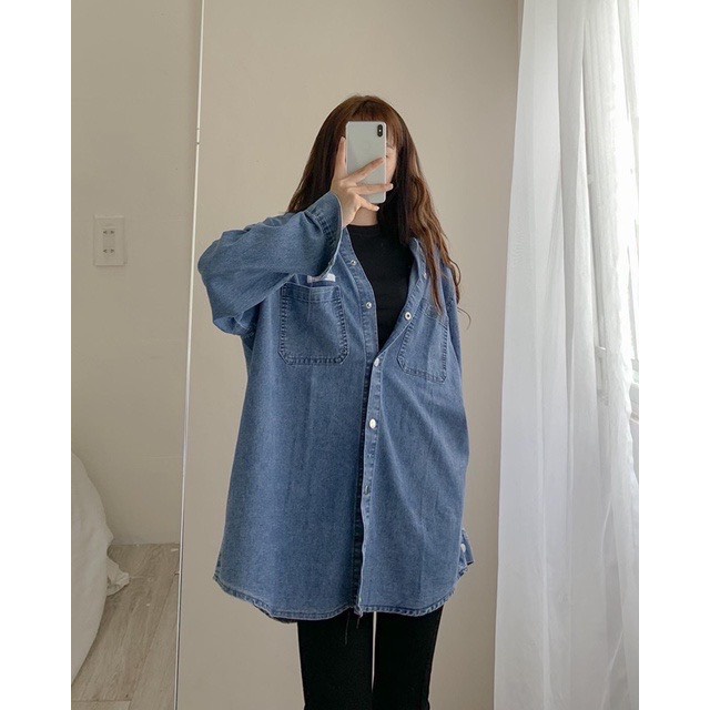 Áo bò dài tay nữ dáng rộng, Áo sơ mi jean cổ bẻ unisex thêu logo có túi ngực DASKI