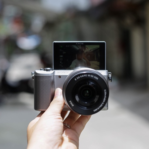 Bộ máy ảnh Sony Alpha A5000 kèm ống kính Sony SEL 16-50mm OSS  Mirrorless nhỏ gọn, màn hình lật chuyên selfie, vlog