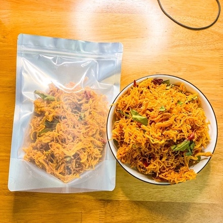 (Đồ ăn vặt) Khô gà xé cay lá chanh loai 1 siêu ngon 100g/300g/500g ảnh thật | BigBuy360 - bigbuy360.vn