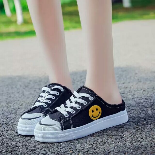 Sục thể thao nữ mặt cười, thêu trắng