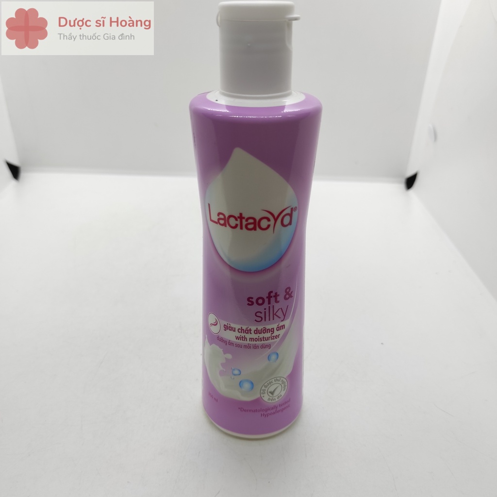 Dung Dịch Vệ Sinh Phụ nữ Lactacyd Soft &amp; Silky Dưỡng Ẩm 250ml