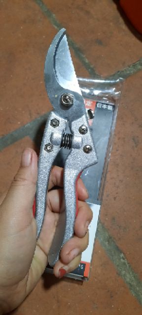 Kéo cắt tỉa cành cây sắc vĩnh viễn