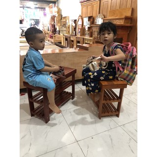 kệ ngồi mang giày