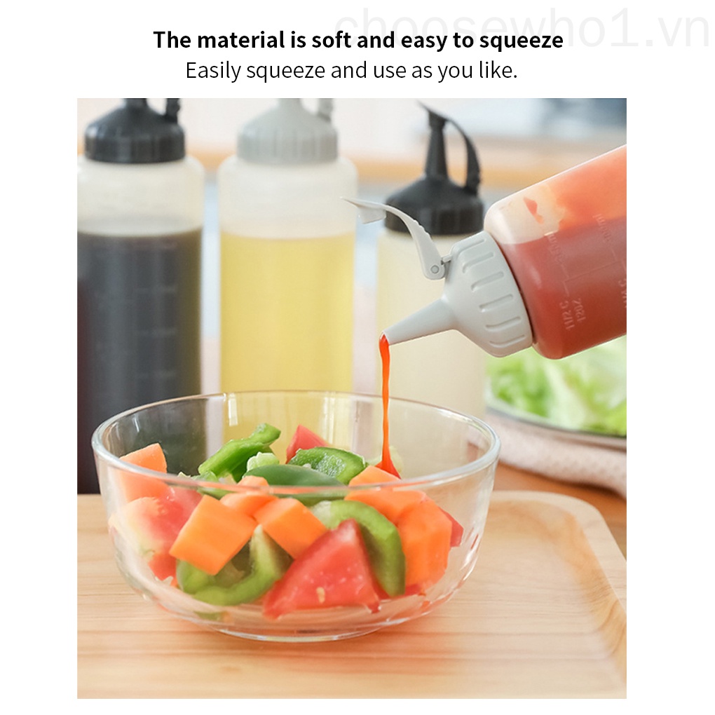 Bình xịt nhựa đựng mật ong dầu ăn trong nhà bếp