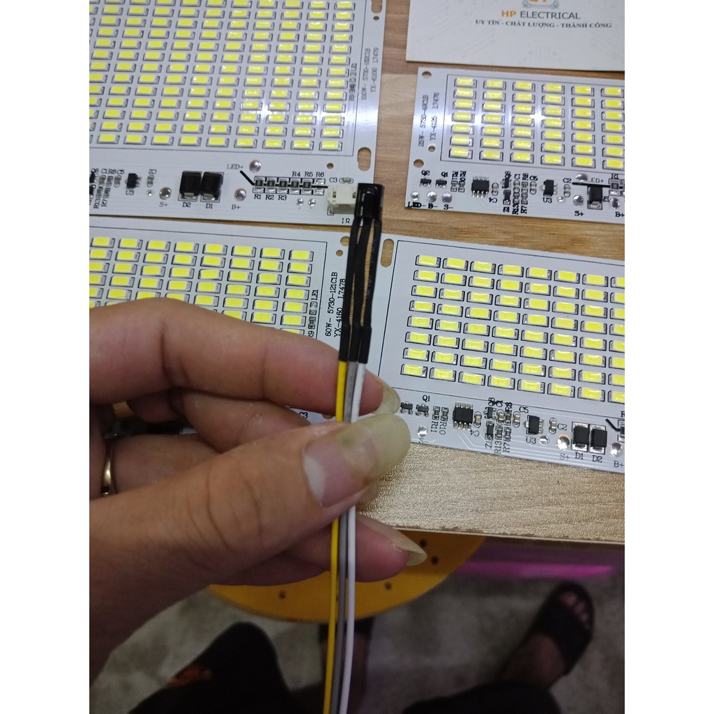 Đèn pha led năng lượng mặt trời 60w 117/73mm kèm Remote và cảm biến hồng ngoại HP Electrical | BigBuy360 - bigbuy360.vn