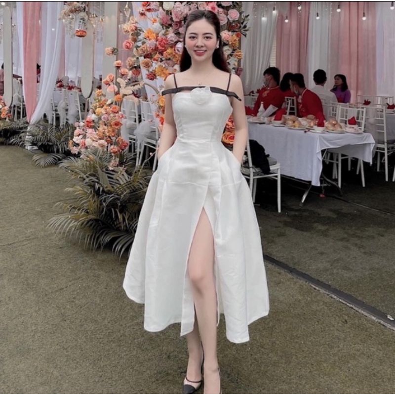Váy hai dây xẻ tà Hot trend xinh hơn cô dâu