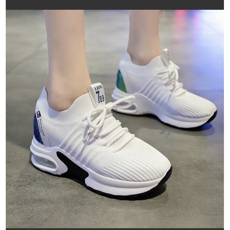 Giày thể thao độn đế dành cho nữ, nhẹ ôm chân và rất êm.