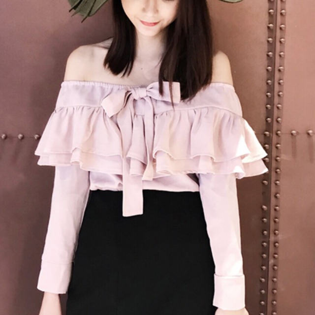 Áo hở vai sexy chanh sả ạ.Đây cũng là bộ sưu tập hot trend summer 2018 năm nay ạ.Đẹp như tên gọi của e 2018 năm nay ạ.:x