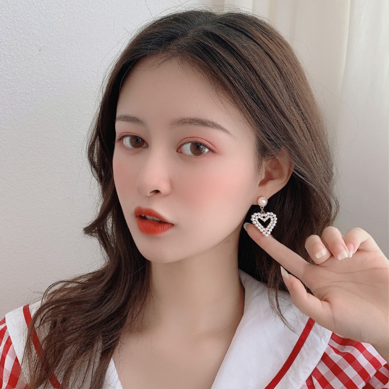 Heart-shaped stud earrings with pearl earrings