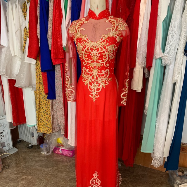 Áo dài dâu giúp cô dâu thêm xinh đẹp trong ngày trọng đại.