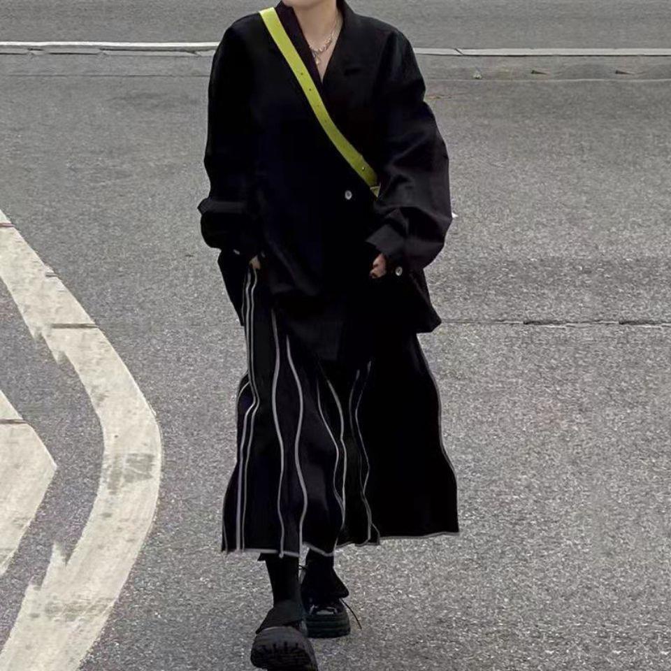 Chân váy dài lưng cao thiết kế độc đáo phong cách Hồng Kông