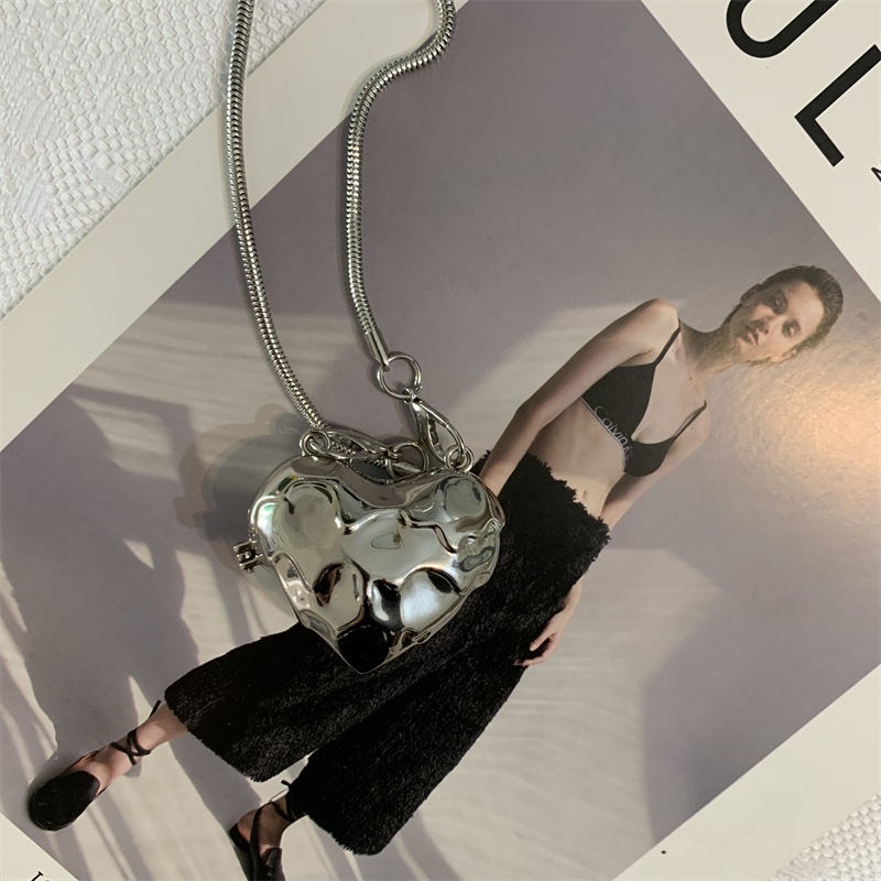 Túi Đeo Chéo Một Bên Vai Hình Trái Tim Bằng Kim Loại Thời Trang Mới 2023 Dễ Phối Đồ Dành Cho Bạn Nữ