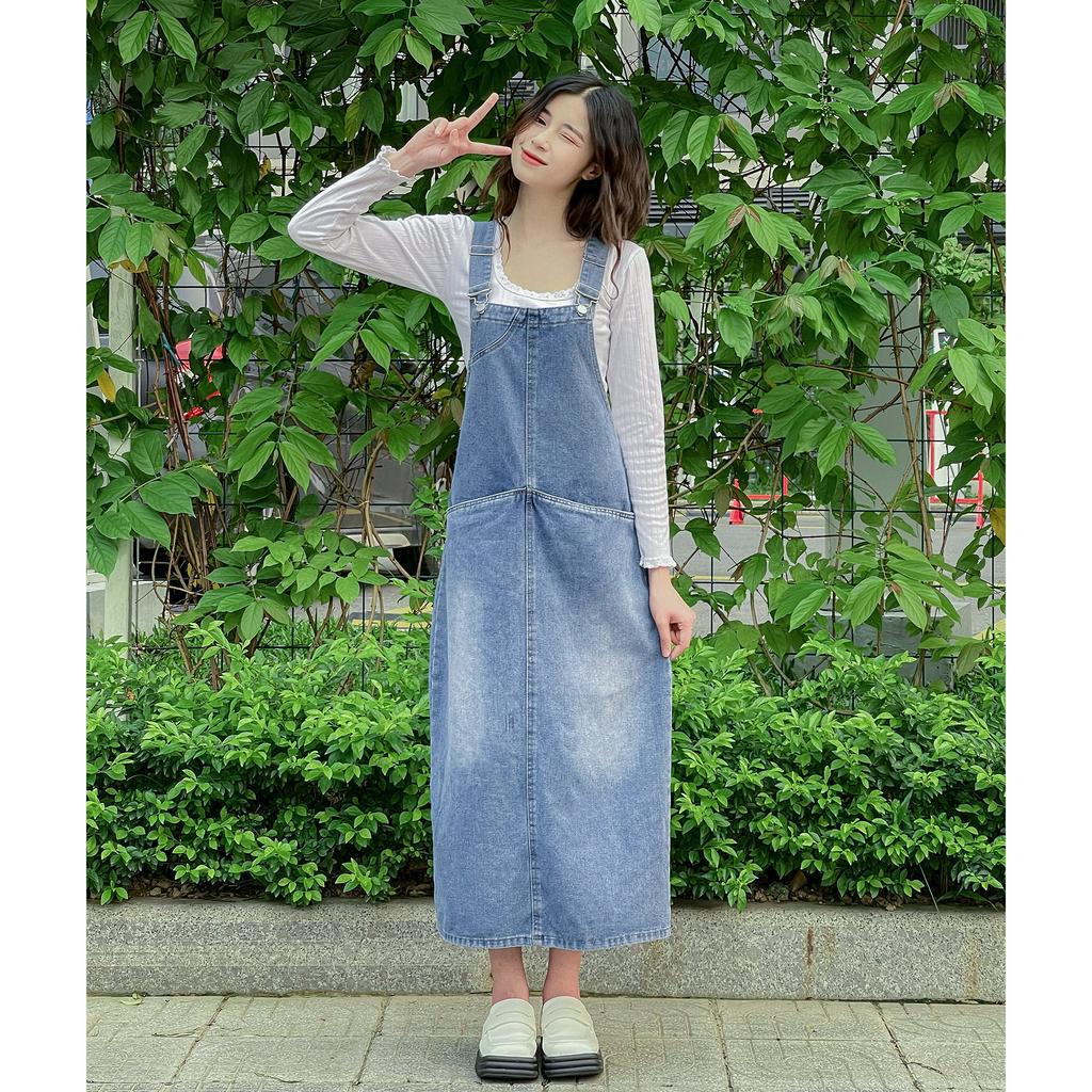 Váy yếm jean dài RETRO phai phủ vàng dáng suông, váy yếm dài jeans baggy đai xích trước túi chữ V Y4XS01 - JEANBOO