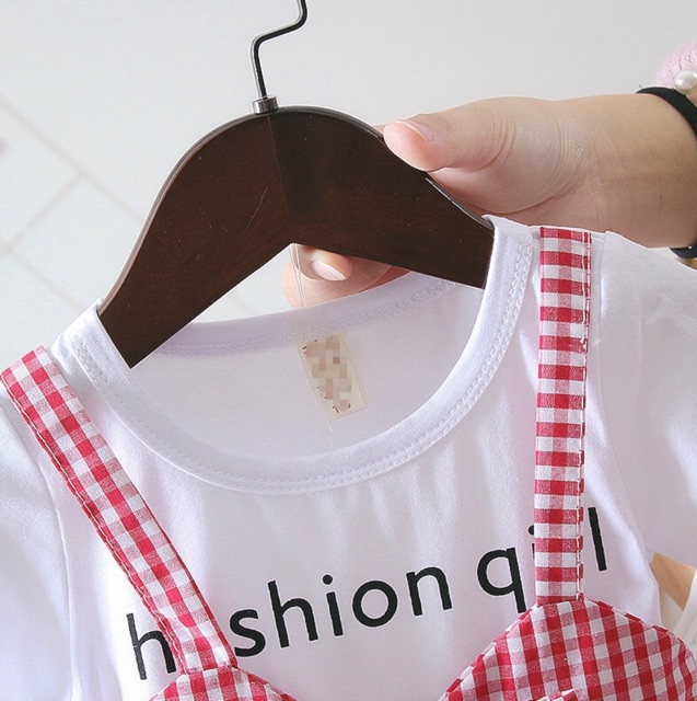 Váy xoè kẻ karo pha áo thun trắng dành cho bé gái mùa hè