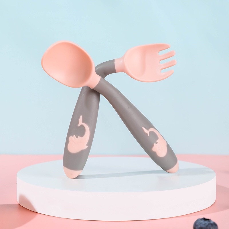 Thìa dĩa uốn cong cho bé tập xúc hình cá heo xinh xắn