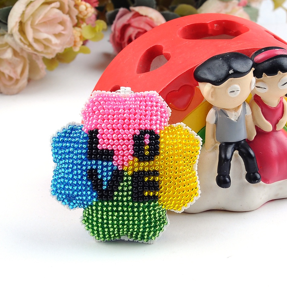 Móc khóa thêu chữ thập, đính hạt cườm mẫu cực cute, cực yêu, mẫu mới về – chưa thêu