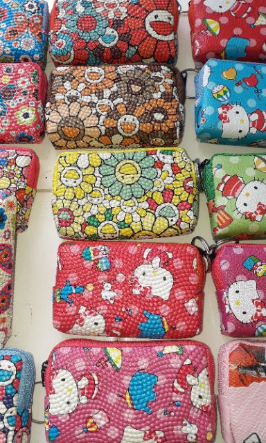 Một cái ví_bóp da Pu mini đa năng có dây kéo kích thước 10x6x3 cm rất đẹp