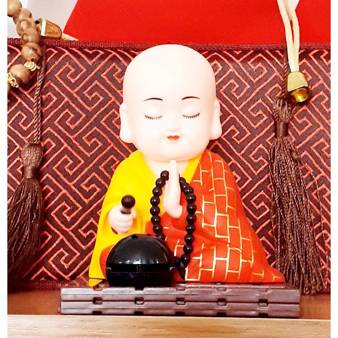 Tượng chuyển động may mắn Thầy Chùa Gõ Mỏ Tụng Kinh trang trí xe hơi, phong thủy, bàn làm việc | BigBuy360 - bigbuy360.vn