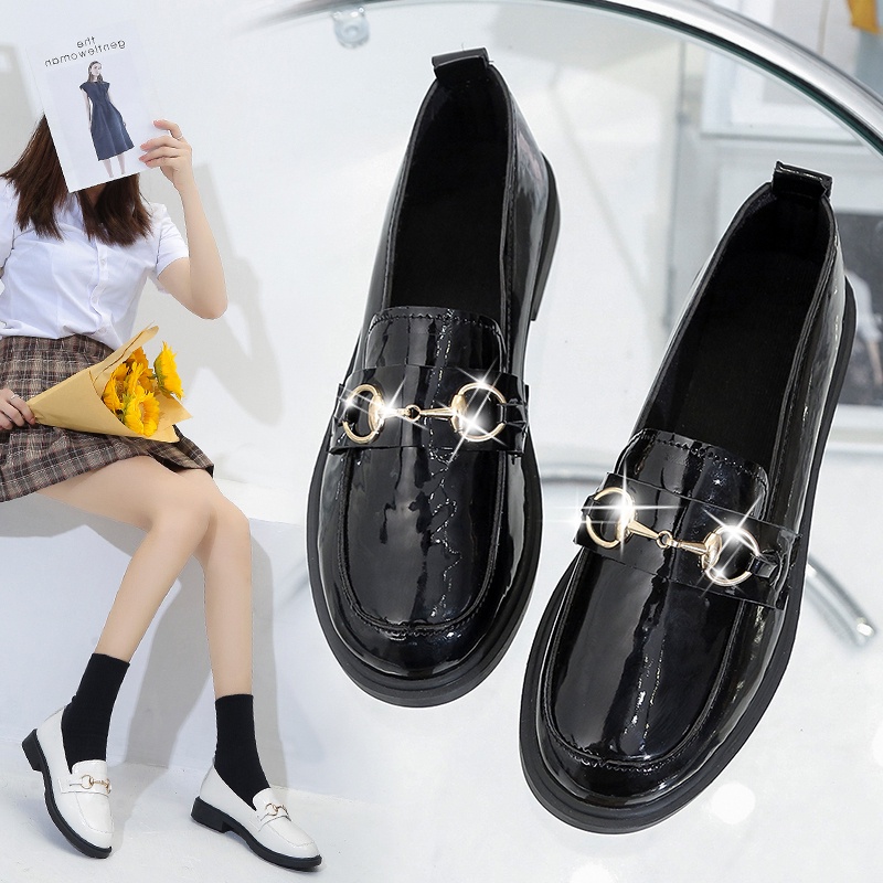 Giày Búp Bê Da Bóng Mũi Tròn Màu Đen Phối Dây Xích Kim Loại Thời Trang Nữ